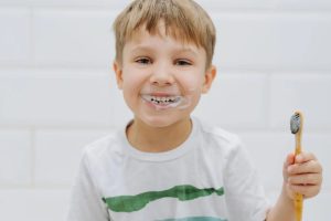 بهترین خمیردندان برای کودکان: راهنمای کامل والدین برای انتخاب خمیردندان مناسب کودک